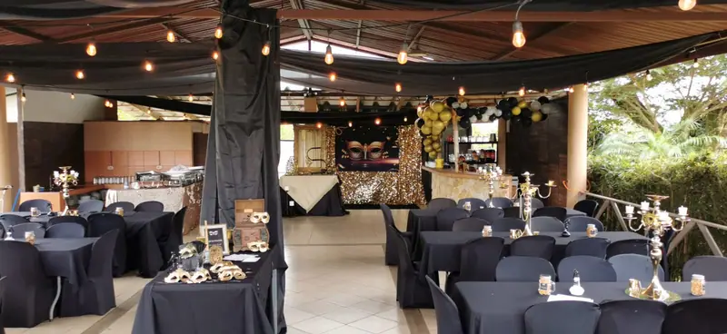 Masquerade dorado y negro montado en el rancho para un grupo de adultos