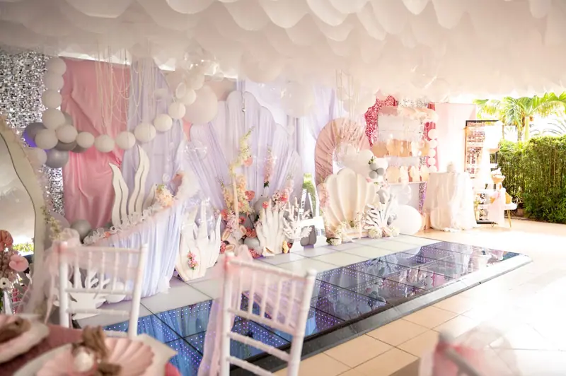 Baby shower con temática de sirena en rosa y blanco