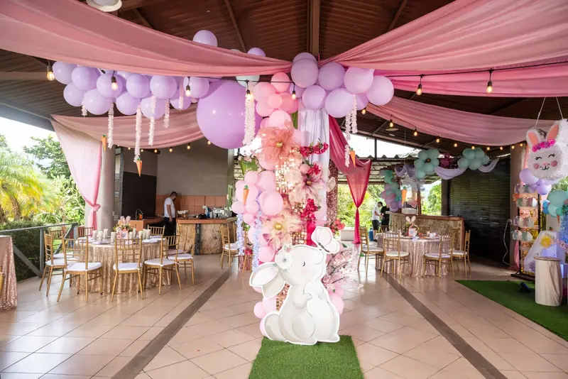 Cumpleaños infantil con decoración de conejitos en tonos pastel