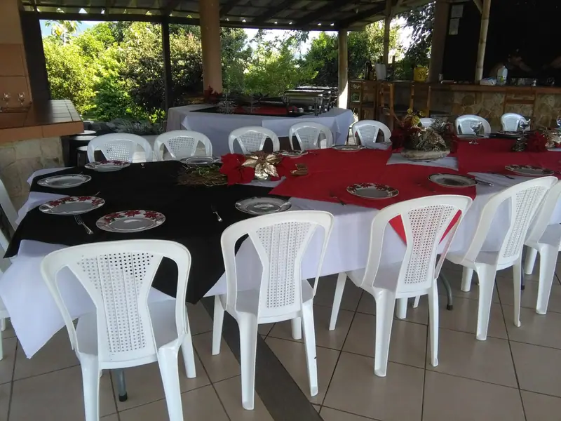 Mesas montadas para una cena navideña familiar de 40 invitados