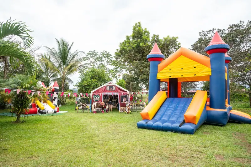 Cumpleaños con brincadero inflable en el área verde