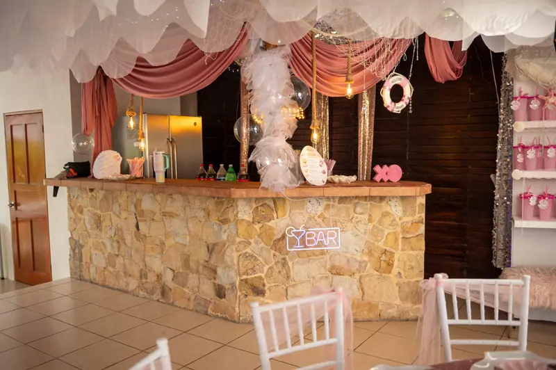 Bar armado con decoración en rosa y dorado