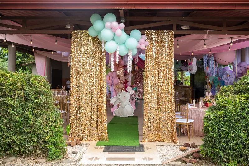 Entrada del rancho decorada con cortinas doradas