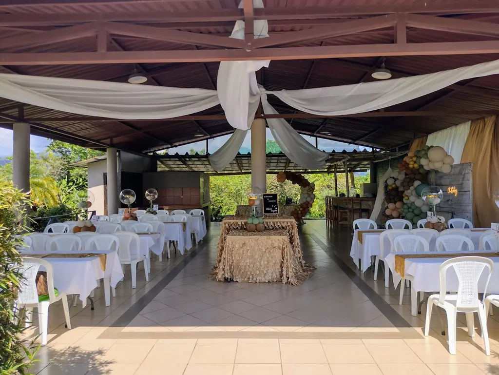 Rancho Bambú montado con mesas y decoración para una celebración